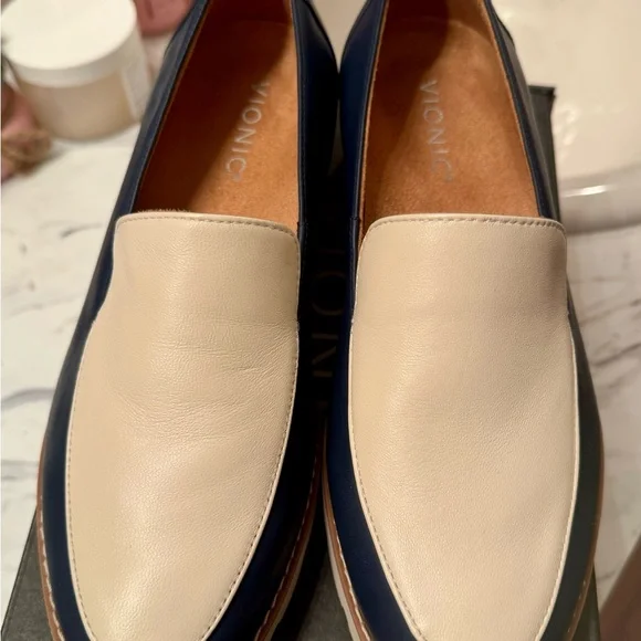 Vionic Kensley Navy and Cream - Picture 4 of 4